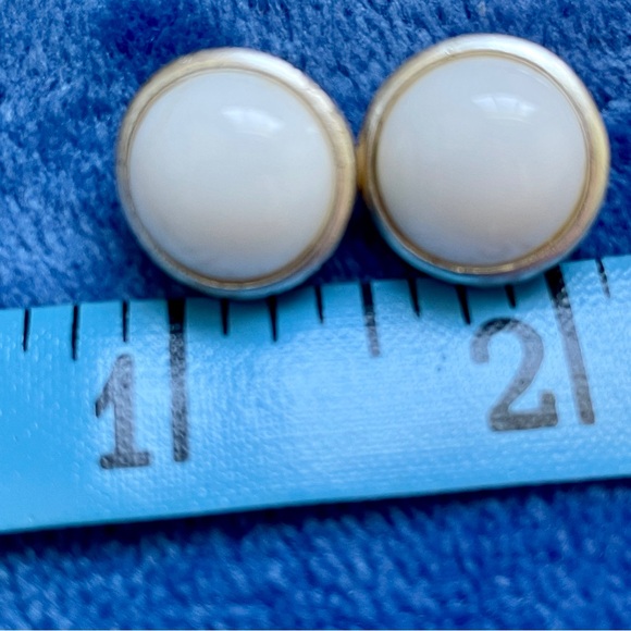 Vintage white button dome clip on earrings .5” diameter silver tone with white - Picture 4 of 4